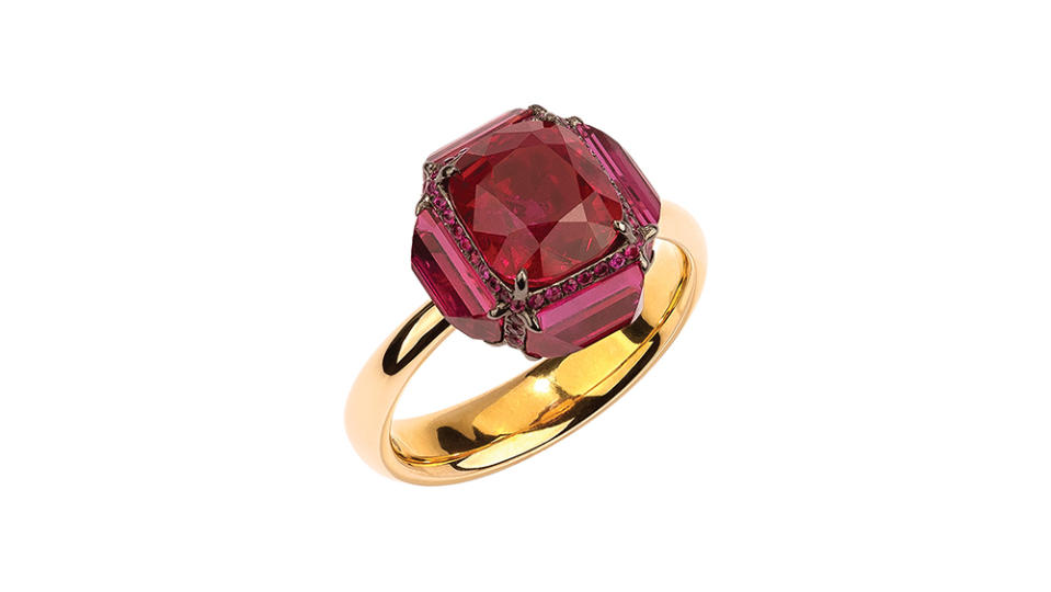 Glenn Spiro 18-karat-yellow-gold ring with a 3.33-carat cushion-cut Burmese ruby and four surrounding rubies