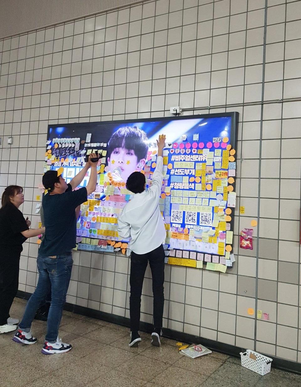 韓國地鐵站的真的是追星聖地，粉絲們已經在地鐵站捕捉到《Produce X 101》的練習生們的身影，這次是人氣練習生金敏圭。