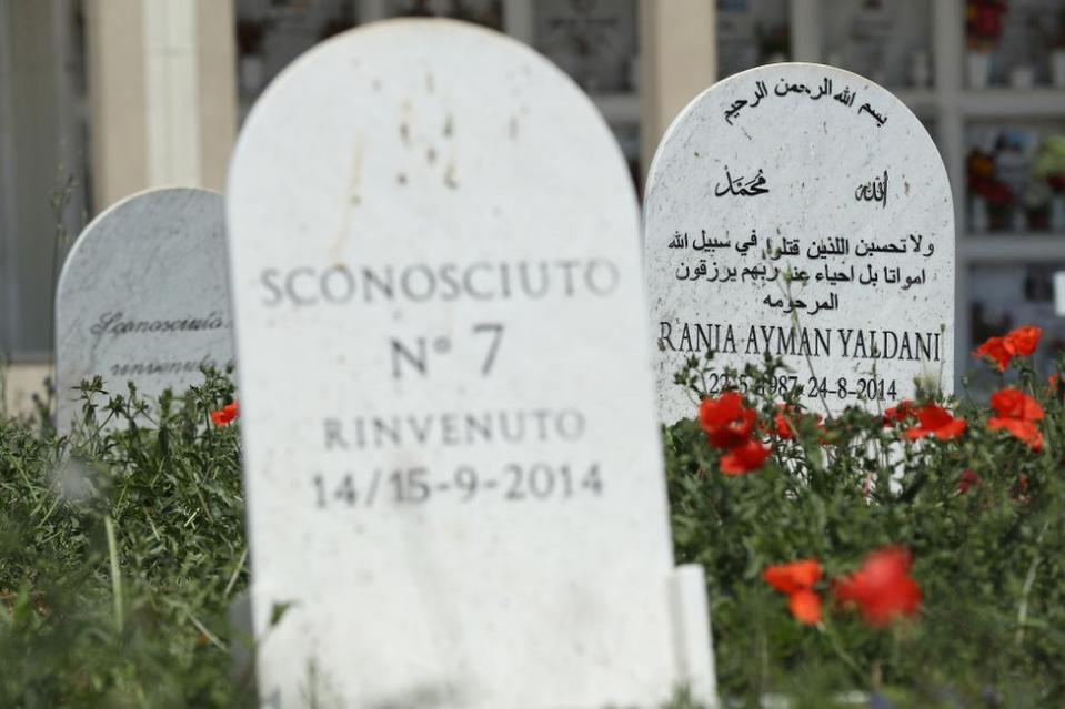 "Sconsicuto", desconocido en italiano, escrito en una tumba de un inmigrante en Sicilia. Al fondo, la tumba de una mujer identificada.