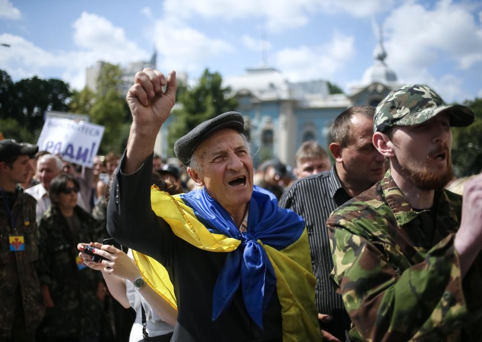 People take part in a rally to press demands for parliament to be dissolved and early elections outside the assembly in Kiev June 17, 2014. REUTERS/Gleb Garanich (UKRAINE - Tags: POLITICS CIVIL UNREST ELECTIONS)