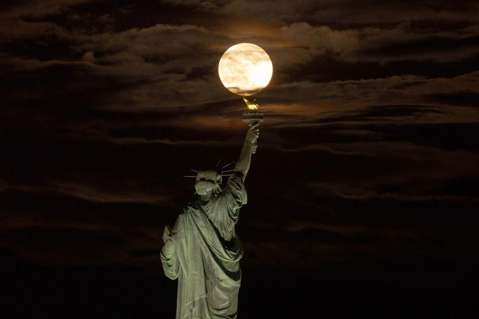 <p>Gary Hershorn/Getty</p> Rare super blue moon in New Jersey