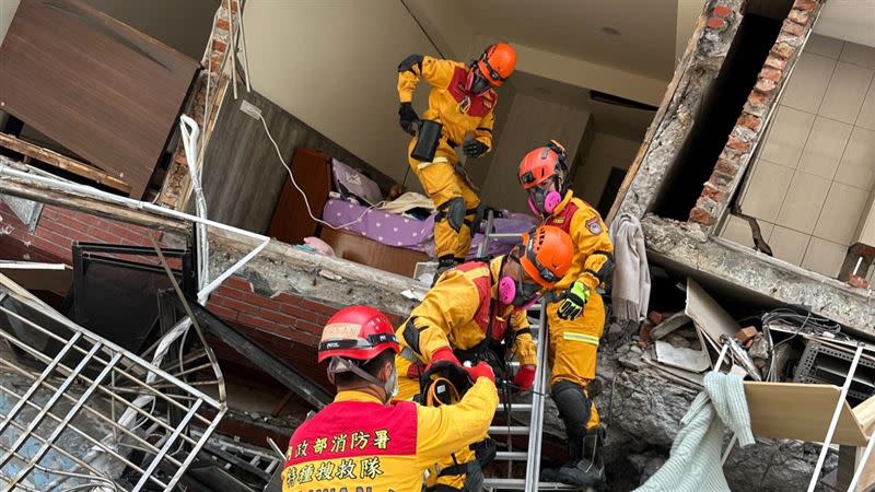 花蓮強震後，各縣市也立即派搜救隊協助救災。（圖／翻攝畫面）