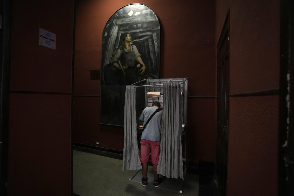 Un elector emite su voto dentro de una cabina en un colegio electoral el 23 de julio de 2023, en Madrid. (AP Foto/Paul White)