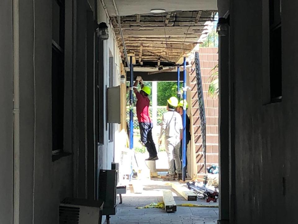 Obreros remueven partes de la estructura que colapsó en el segundo piso del edificio 2350 Palm Avenue en Hialeah que el pasado 31 de octubre se habría desprendido parcialmente