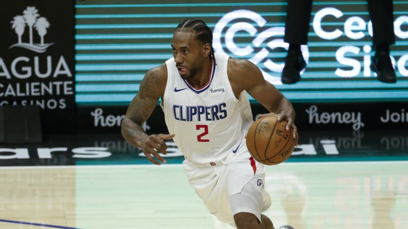 Los Angeles Clippers' Kawhi Leonard (2) drives against the Orlando Magic.