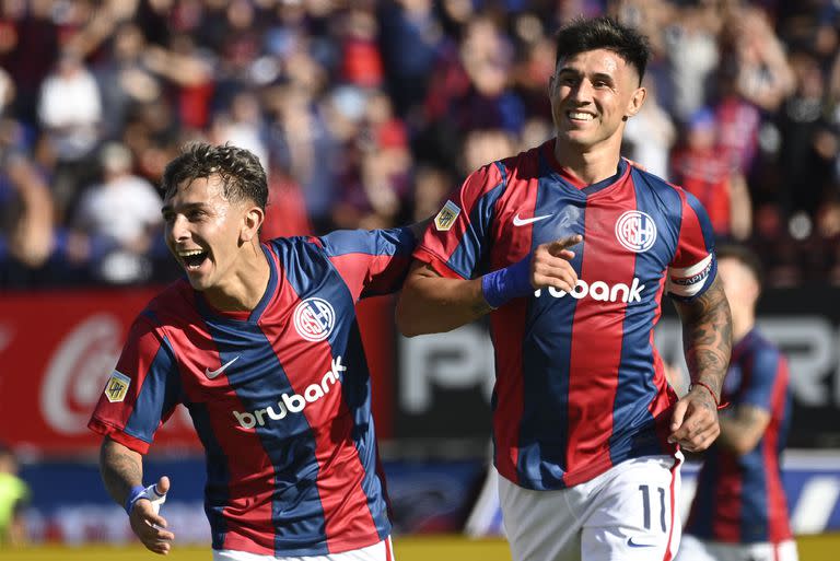 Adam Bareiro viene haciendo casi todos los goles de San Lorenzo; acaba de conseguir el que abrió el marcador del 2-0 sobre Tigre, por la Copa de la Liga Profesional, y lo festeja con Elián Irala.