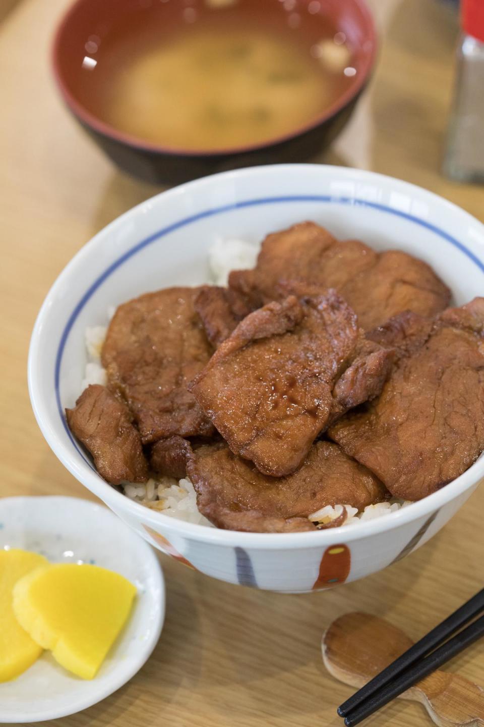 這碗撒上胡椒粉的「菲力豚丼」，專屬不愛肥肉的人。（780日圓／碗，約NT$211）