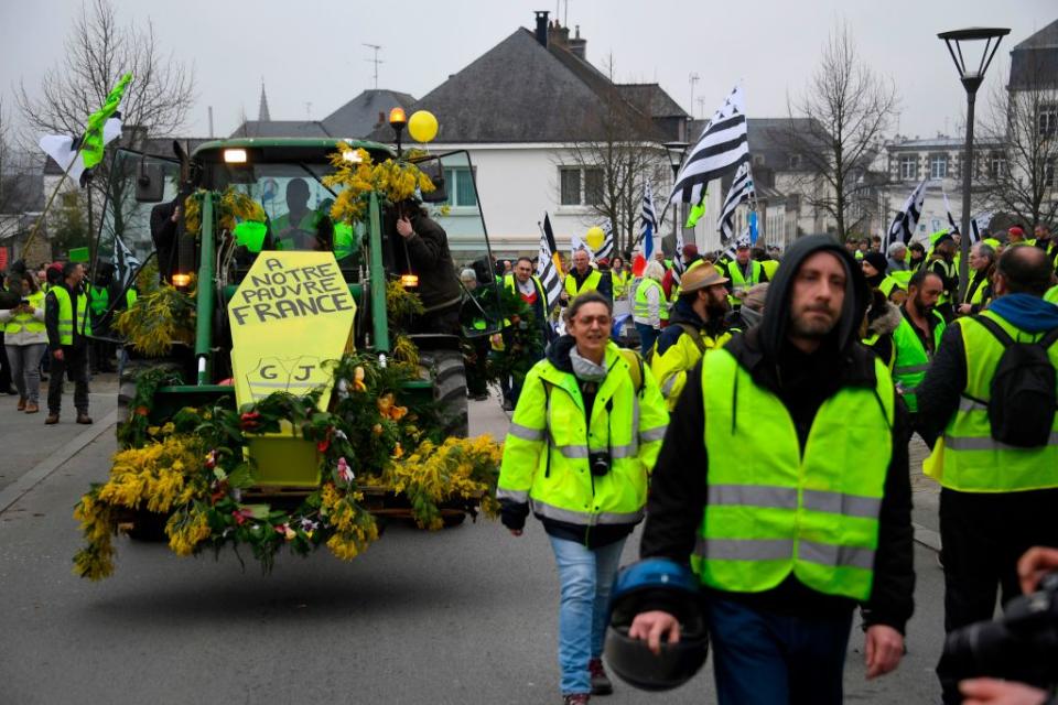 <p>C’est parti pour le traditionnel comptage de mi-journée. Comme chaque samedi, le ministère de l’Intérieur a communiqué son estimation du nombre de manifestants à 14 heures. Cette fois, 10200 personnes, dont 3000 à Paris, ont été recensées en France. La semaine dernière, les autorités avaient dénombré 12100 personnes (dont 4000 à Paris) à la même heure. La mobilisation serait donc en baisse, toujours selon la place Beauvau, dont les chiffres sont régulièrement contestés par les « gilets jaunes ».<br>(Crédit : Getty Images) </p>