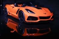 <p>Bei der Automesse AutoMobility LA in Los Angeles wird der 2019 Chevrolet Corvette ZR1 Convertible gezeigt. Das Luxusmodel hat stolze 755 PS und beschleunigt in unter drei Sekunden von 0 auf 96 Stundenkilometer. (Bild: AP Photo/Chris Carlson) </p>