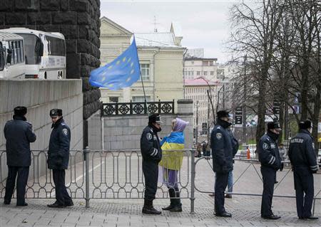 A protester holds a EU flag as he takes part in a rally to support EU integration in front of the Ukrainian cabinet of ministers building in Kiev November 26, 2013. REUTERS/Gleb Garanich
