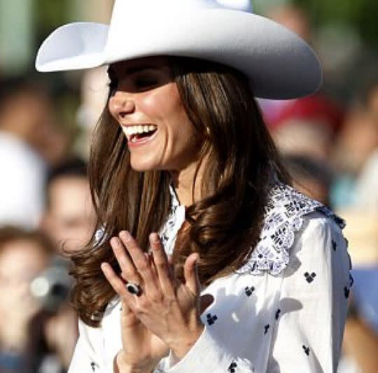 <p>Lors du rodéo de Calgary, Kate Middleton a porté un haut de la marque Alice by Temperley et un chapeau de cowboy.<br> Crédit photo : Instagram Mallory Bowling </p>