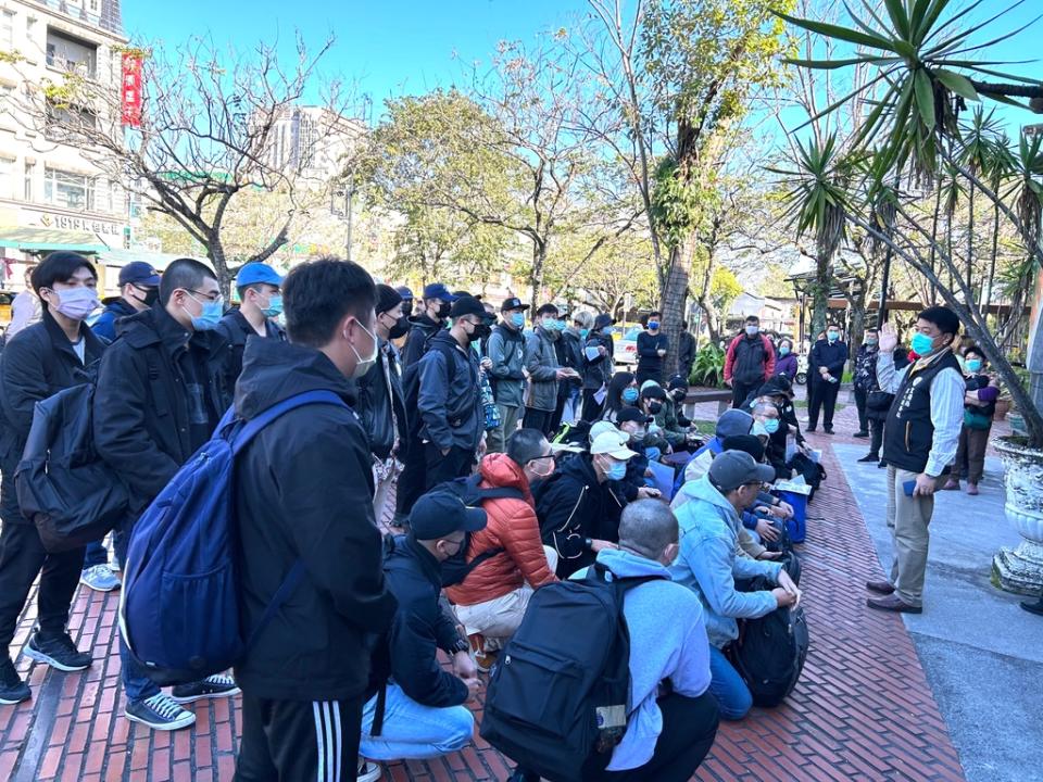 《圖說》宜蘭縣過年後首梯役男今日赴營區報到，宜蘭縣軍人服務站長尹華忠前往歡送溫暖關懷鼓勵。〈宜蘭軍服站提供〉