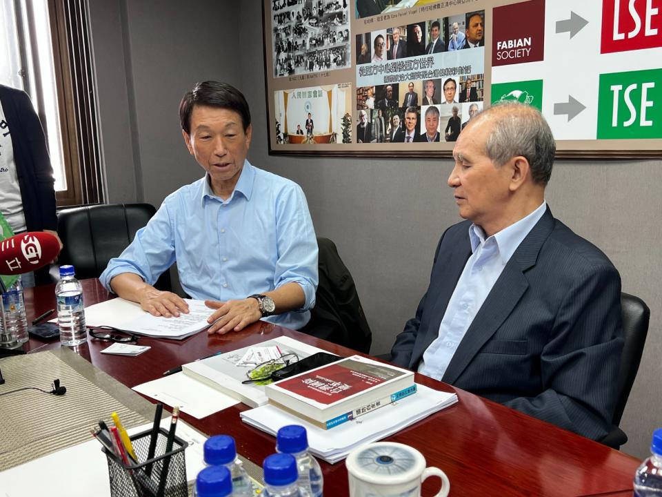 台北政經學院基金會董事長黃煌雄（右）與前參謀總長李喜明（左）一同發布該基金會「「和平與安全中心」完成的「2022-2023中華民國國防評估」報告，提供政府作為建言。郭宏章攝