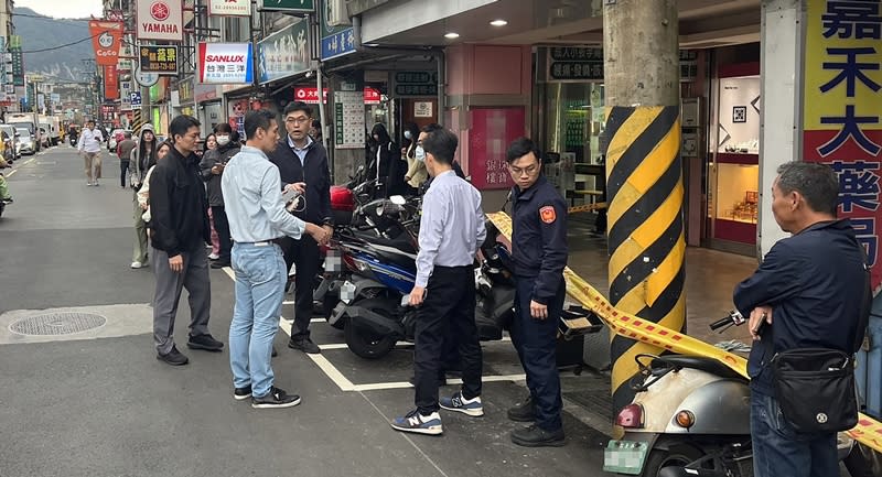 台北市北投區中和街一間銀樓29日驚傳搶案，警方獲報立即成立專案小組展開調查，並報請士林地檢指揮偵辦，目前已鎖定犯嫌身分，正循線追緝中。（翻攝照片／中央社）