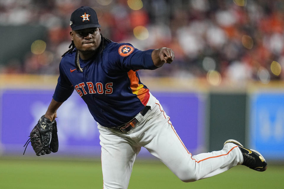 El abridor de los Astros de Houston, el dominicano Framber Valdez (59), poncha a Kyle Higashioka, de los Yanquis de Nueva York, en el séptimo inning del Segundo Partido de la Serie por el Campeonato de la Liga Americana en Houston, el jueves 20 de octubre de 2022. (AP Foto/Kevin M. Cox)