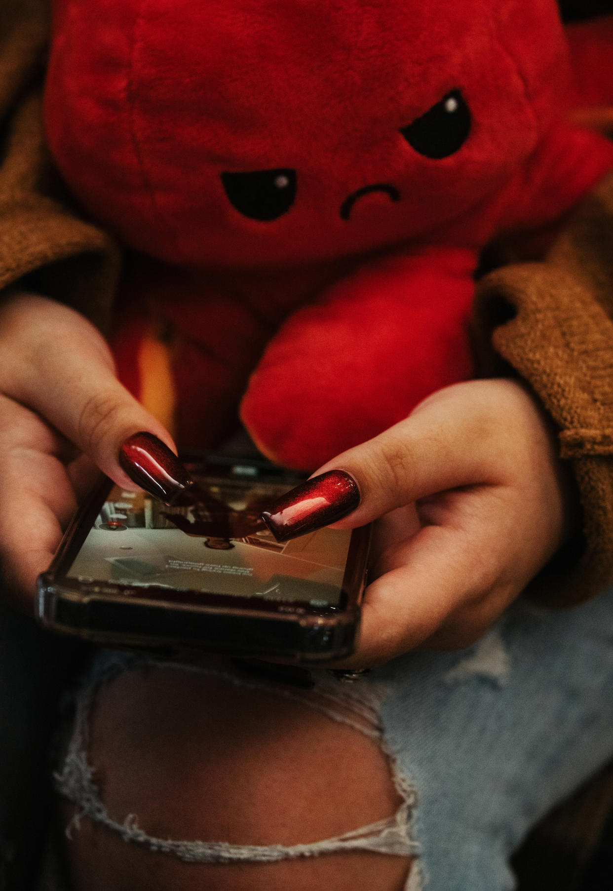 Una adolescente pasa tiempo en la aplicación TikTok en su celular en un centro comercial en Miami, el 15 de marzo de 2024. (Damon Winter/The New York Times)