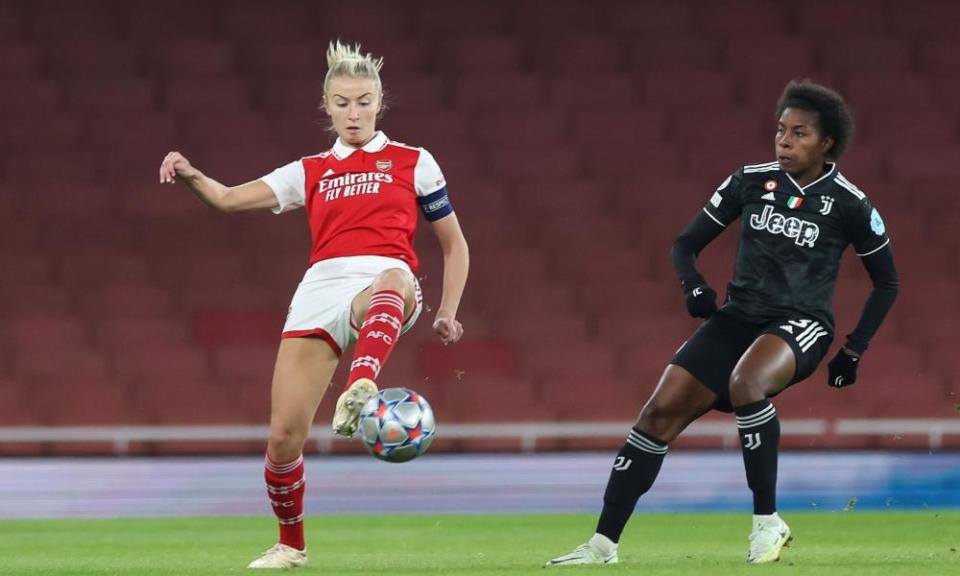 Leah Williamson of Arsenal passes whilst under pressure from Lineth Beerensteyn of Juventus.