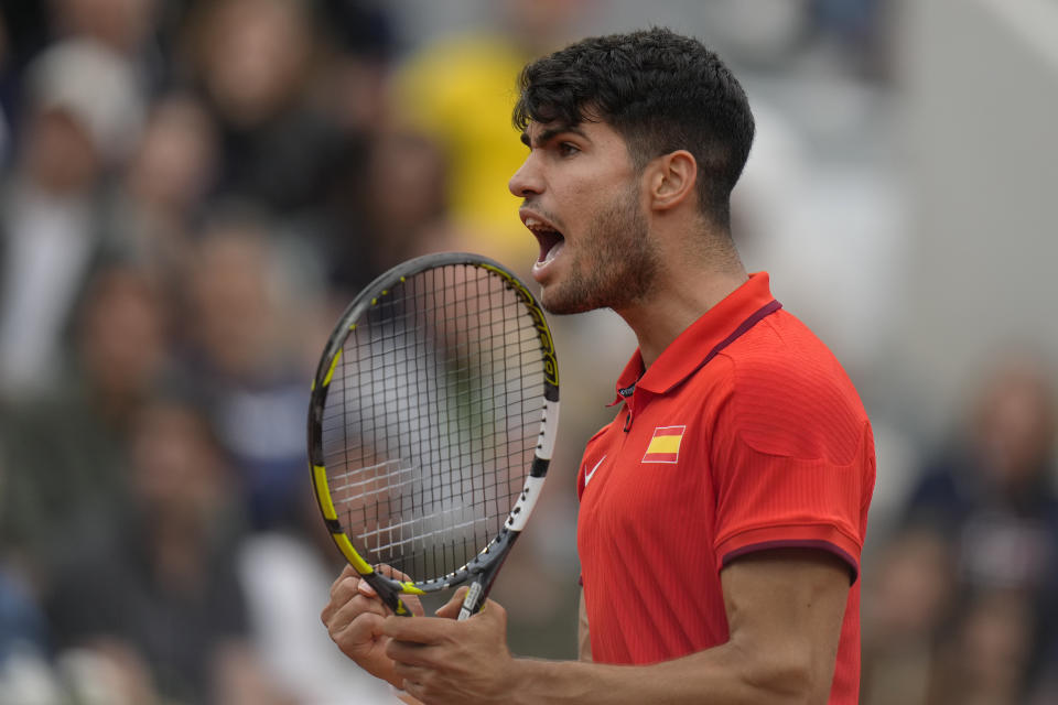 El español Carlos Alcaraz celebra tras ganar un punto ante Hady Habib de Libia en un partido por la primera ronda del tenis en los Juegos Olímpicos de París, sábado 27 de julio de 2024. (AP Foto/Andy Wong)