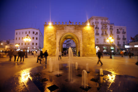 Afrika, Nordafrika, Tunesien, Tunis Der Place de la Victoire mit dem Porte de France vor der Medina in der Altstadt der Tunesischen Hauptstadt Tunis. | Canva