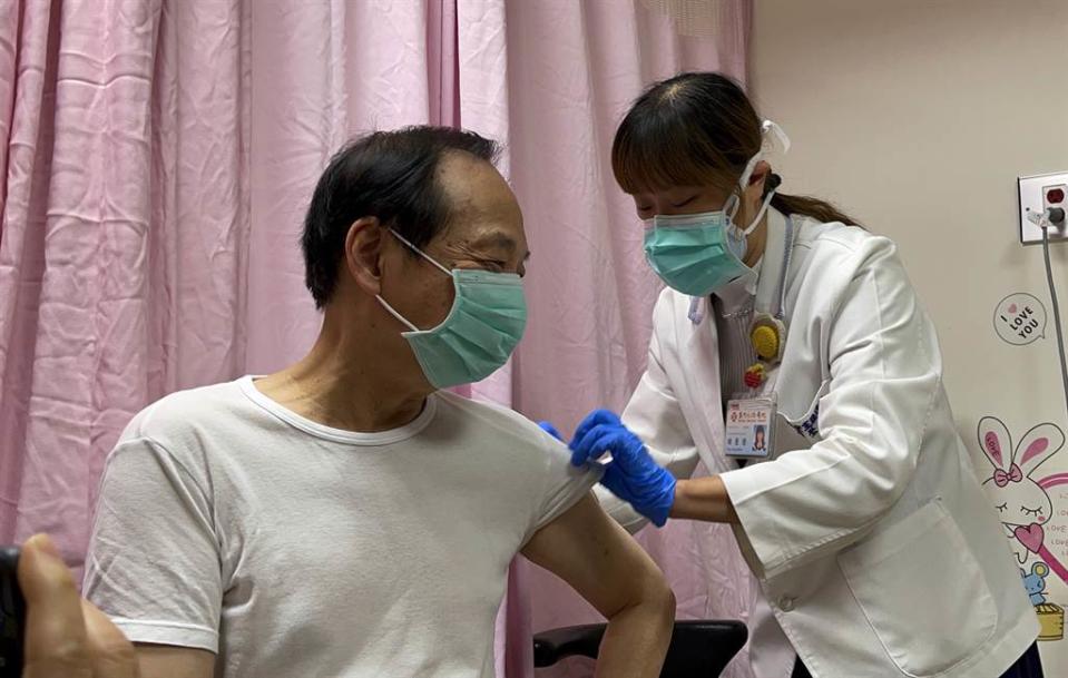 台灣疫苗準備不足，等到疫情擴散才發現沒有足夠疫苗可以讓民眾接種。圖為台東縣民接種疫苗，目前因疫苗短缺已暫停施打。（圖／莊哲權攝)