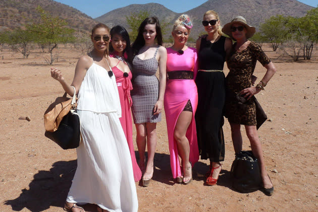 Auf High Heels durch Afrika: Die „Wild Girls“ kennen keinen Schmerz (Bild: RTL / Udo Rothstein)