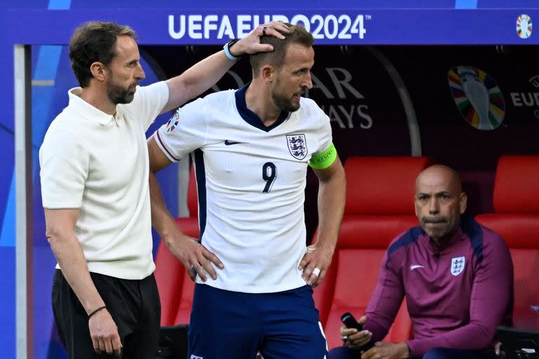 Gareth Southgate consuela a Harry Kane, que debió dejar la cancha por un golpe ante Suiza