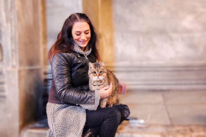 Foto de archivo de la guía turística Umut Bahceci, quien administra una cuenta de Instagram de la gata Gli, posando con ella