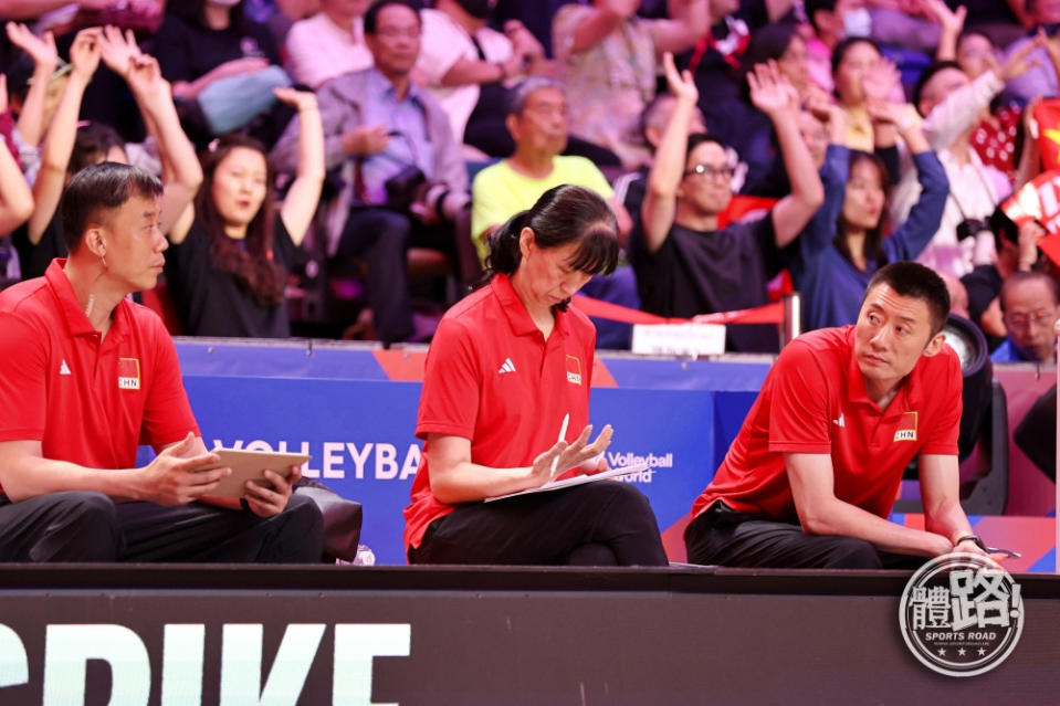 Lai Yawen (centre) recorded the results during last night's game.