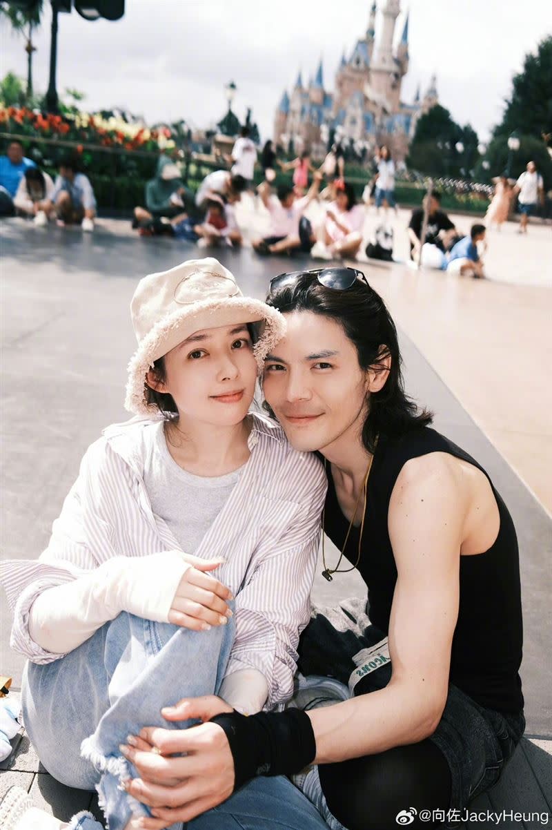 向佐和郭碧婷很常去上海迪士尼遊玩。（圖／翻攝自微博）