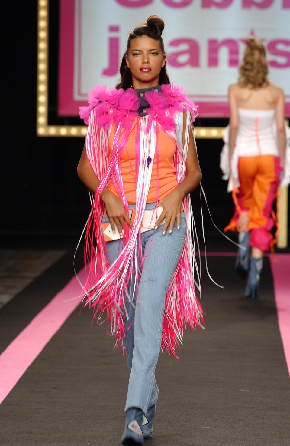 <p>2002 beeindruckte sie bei der Sao Paulo Fashion Week in Caio Gobbi mit Mut zur (Neon-)Farbe. (Quelle: Getty) </p>