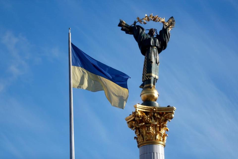 La bandera ucraniana ondea junto al monumento a la independencia en la plaza del mismo nombre de Kiev, dos días después de haber sido invadido el país por el ejército ruso el 24 de Febrero 2022.