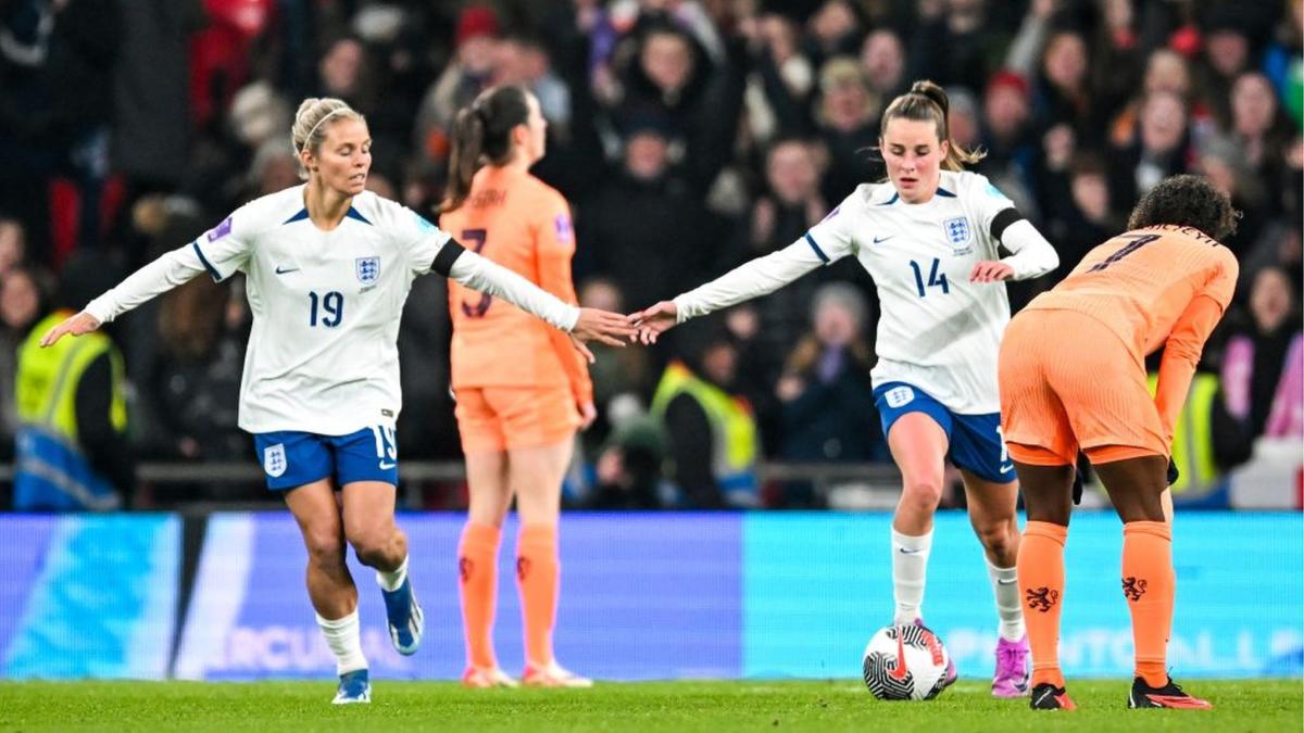 Ella Toone scoort een late winnaar in een cruciale wedstrijd in de Women’s Nations League