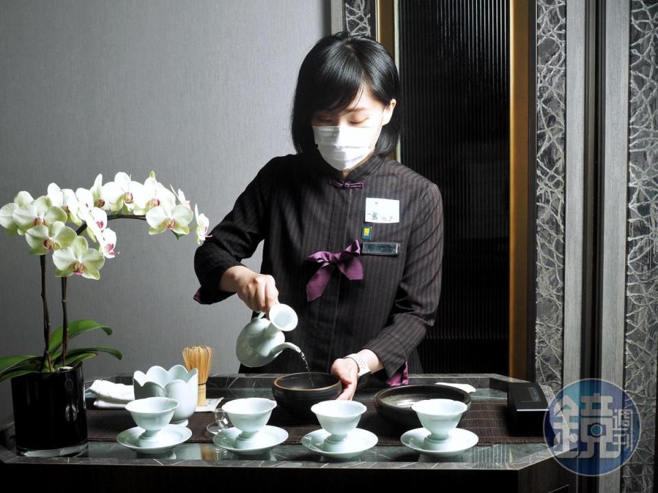 由侍茶師服務的桌邊點茶秀頗具儀式感。