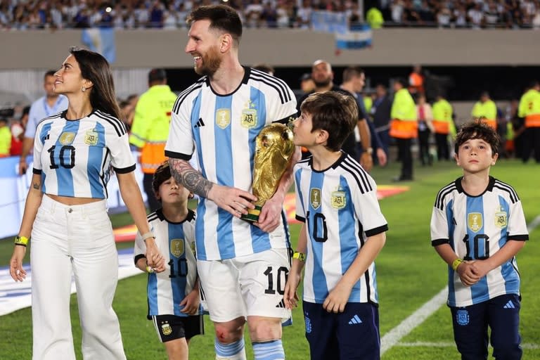 Lionel Messi dio la vuelta olímpica en el Monumental con su esposa Antonela Roccuzzo y sus tres hijos, Mateo, Thiago y Ciro