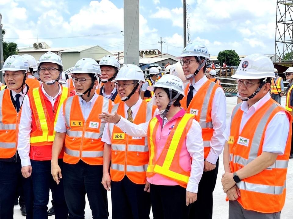 楊瓊瓔與行政院長陳建仁一同會勘重大交通建設。   楊瓊瓔服務處/提供