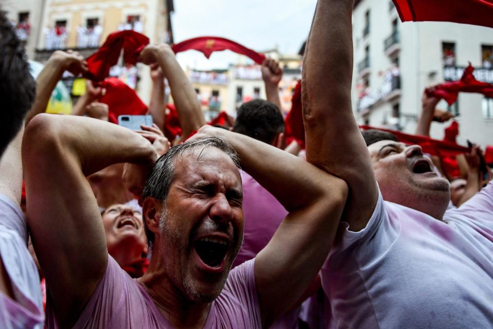 <p>Incluso, alguno de los asistentes se ha emocionado ante el retorno de la fiesta a la capital mavarra. (Photo by MIGUEL RIOPA/AFP via Getty Images)</p> 