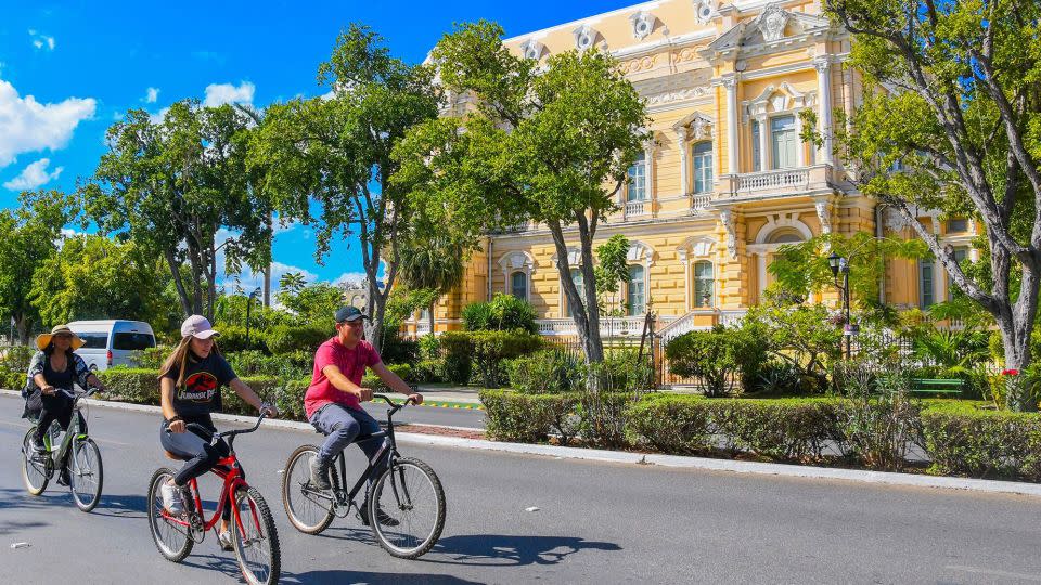 People bike along a bicycle route on Paseo de Montejo in Mérida, the capital of Yucatán<strong> </strong>state. - megapress images/Alamy