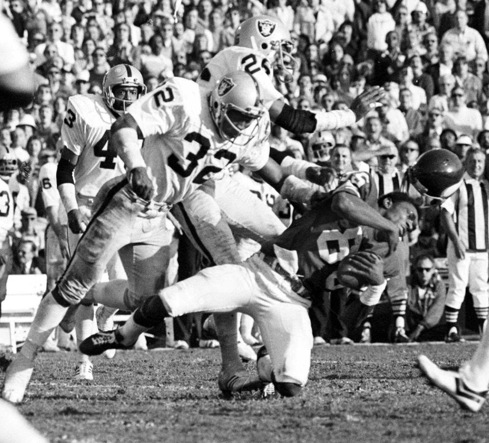 Oarkland Raiders defensive back Jack Tatum (32)