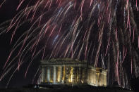 <p>Fireworks explode over the temple of the Parthenon at the Acropolis hill to mark the New Year’s celebrations in Athens, Greece, Monday, Jan. 1, 2018. (Photo: Yorgos Karahalis/AP) </p>