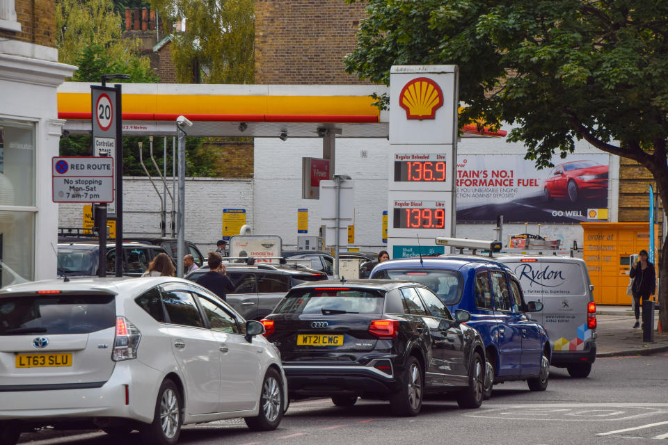 LONDON, UNITED KINGDOM - 2021/09/28: Cars queue at a reopened Shell petrol station in Islington as the fuel shortage continues. 
Many stations have run out of petrol due to a shortage of truck drivers linked to Brexit, along with panic buying. (Photo by Vuk Valcic/SOPA Images/LightRocket via Getty Images)