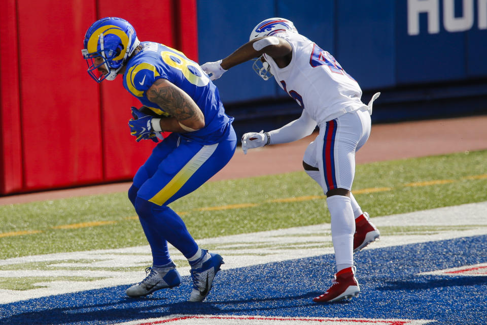 Los Angeles Rams tight end Tyler Higbee, left, catches a pass in front of Buffalo Bills' Jaquan Johnson, right, to score on the point after try during the second half of an NFL football game Sunday, Aug. 26, 2018, in Orchard Park, N.Y. (AP Photo/John Munson)