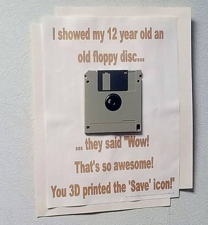 پوستری با متن به شوخی مبنی بر اینکه کودک فکر می کند فلاپی دیسک یک نماد ذخیره چاپ شده سه بعدی است