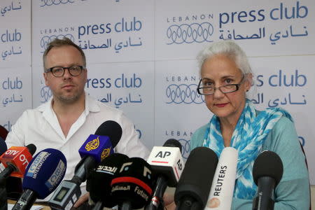 Christophe Deloire (L), Reporters Without Borders secretary-general, and Debra, the mother of American reporter Austin Tice who has been missing in Syria for more than three years, attend a news conference at the Press Club in Beirut May 19, 2015. DREUTERS/Aziz Taher