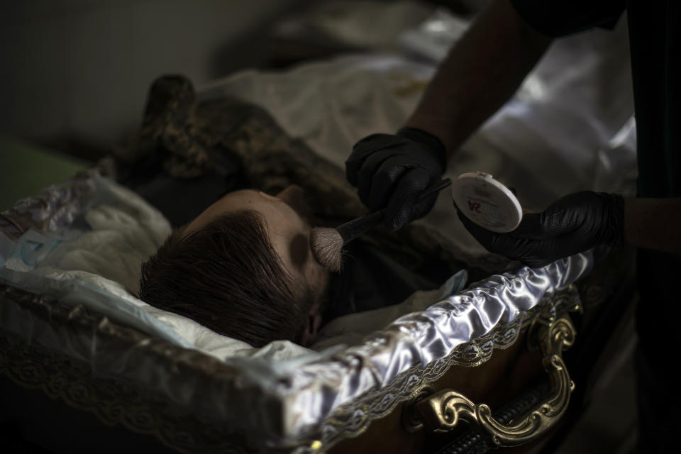 Antoniy, un trabajador de la morgue que pidió ser identificado solo por su nombre, prepara un cuerpo para el entierro en Leópolis, Ucrania, el 2 de junio de 2022. (Diego Ibarra Sanchez/The New York Times)