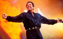 Wer hätte ihm das noch zugetraut? Kurz nach der Jahrtausendwende drehte Tom Jones noch einmal richtig auf und landete mit "Sex Bomb" (2000, produziert von Mousse T.) einen der größten Hits seiner Karriere. Im Bild: Tom Jones, der diesen späten Erfolg sichtlich genoss, bei einem Auftritt im Londoner Hyde Park, 2001. (Bild: Patrick Ford/Redferns/Getty Images)