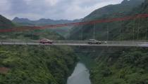 En la imagen, el puente de cristal más largo del mundo. Mide 526,14 y acaba de ser inaugurado en China. (Foto: YouTube / <a href="http://www.youtube.com/watch?v=XZnS6L2sqbQ&feature=emb_title" rel="nofollow noopener" target="_blank" data-ylk="slk:South China Morning Post;elm:context_link;itc:0;sec:content-canvas" class="link ">South China Morning Post</a>).