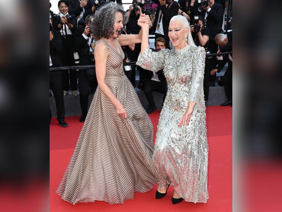 Andie MacDowell (li.) und Helen Mirren hatten viel Spaß auf dem roten Teppich in Cannes. (Bild: imago images/PA Images)