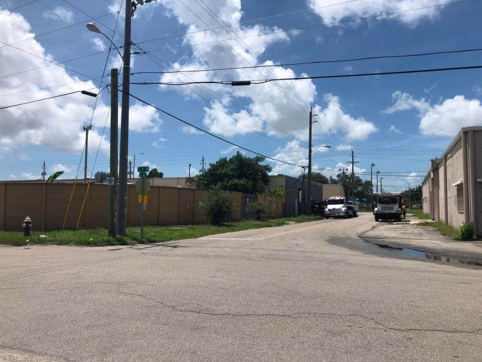 En el sureste de la Ciudad de Hialeah se ubican diversos galpones comerciales, muchos de ellos abandonados. La zona presenta estructuras deficientes o inadecuadas, que podrían mejorarse para aumentar el valor del área a través de la Agencia de Reurbanización Comunitaria (CRA) 