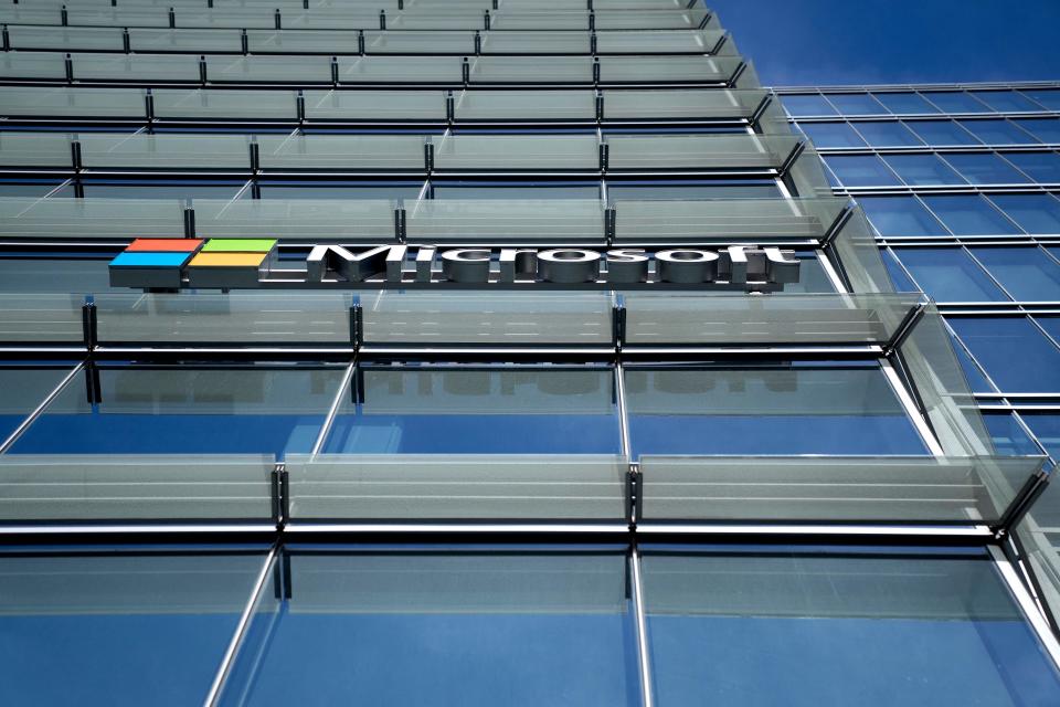 Logotipo de Microsoft en un edificio de Washington, DC, on February 15, 2023. (Foto: Stefani Reynolds / AFP via Getty Images)