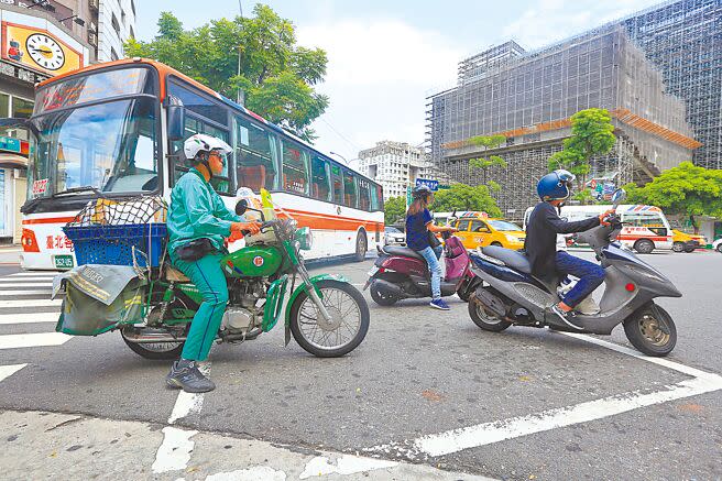 交通部昨表示，機車原則上仍要兩段式左轉，但部分左轉車流較大的道路可開放第3車道讓機車左轉。圖為機車待轉區。（本報資料照片）